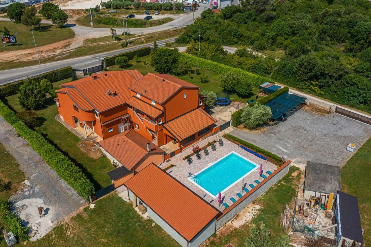 Apartments Danka With Shared Pool Pula Exterior foto