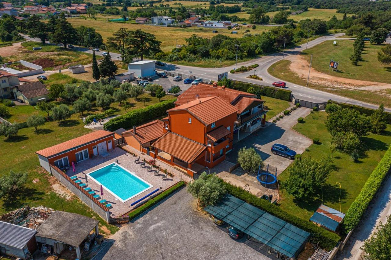 Apartments Danka With Shared Pool Pula Exterior foto