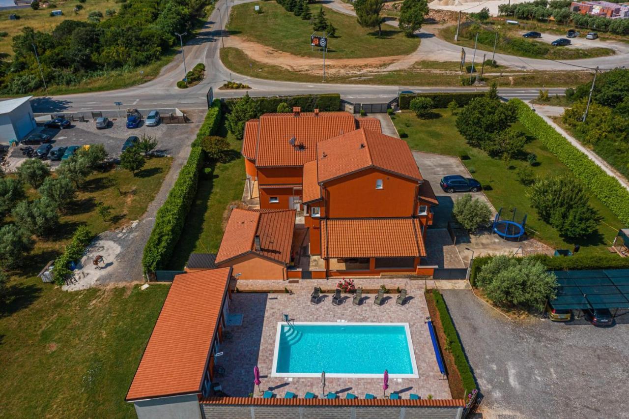 Apartments Danka With Shared Pool Pula Exterior foto